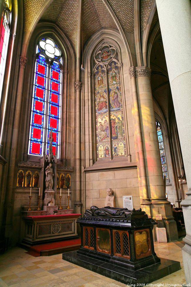 Neuer Dom, tomba e vetrate, Linz - Austria