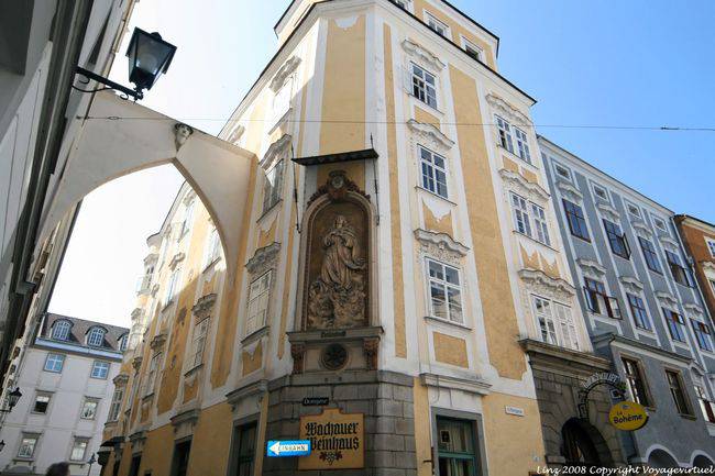 Pfarrgasse, statua all'angolo della Domgasse, Machauer Weinhaus, Linz - Austria