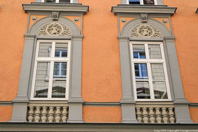 Pfarrgasse, facciata arancione e putti intagliati, Linz - Austria