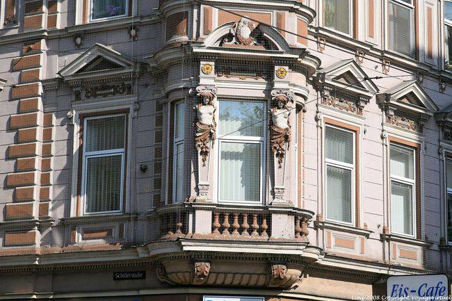 Schillerstrasse, Landstrasse, atlantes in primo piano, Linz - Austria
