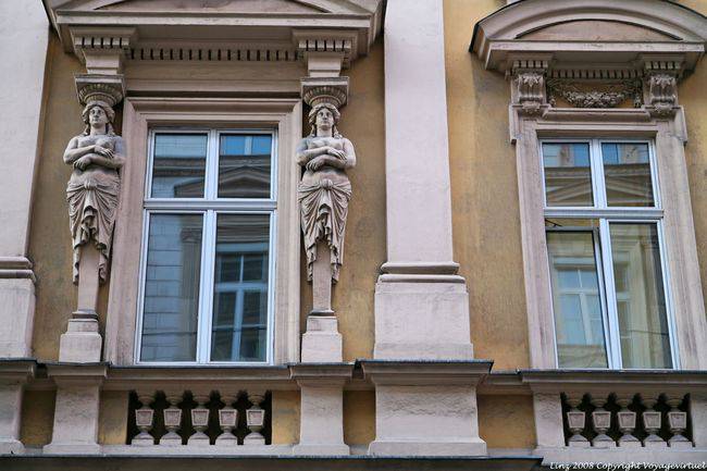 Waltherstrasse, statue di donne sulle colonne, Linz - Austria