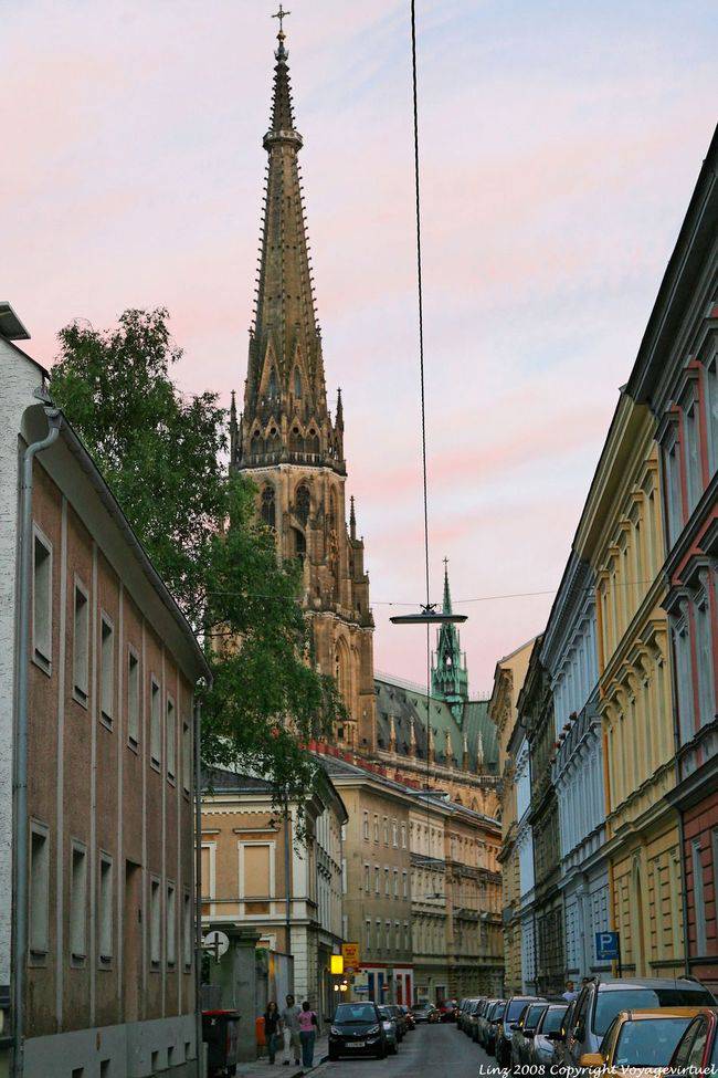Waltherstrasse, luci serali, Neuer Dom, Linz - Austria