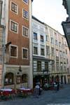 Terrazza e facciate dipinte, Altstadt, Hofberg, Linz, Austria.