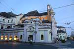 Herrenstrasse, Apotheke Barmherzigen Bruder, visione notturna, Linz, Austria.