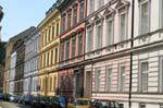 Klamm Strasse, armonia di facciate dai colori tenui, Linz, Austria.