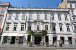 Landstrasse, facciata con atlante e statue sul tetto, Boss e Neuf, Linz, Austria.