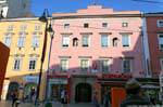 Landstrasse, facciata rosa con statue nelle nicchie, Linz, Austria.