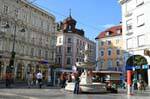 Landstrasse, Taubenmarkt, Sparkassen, piazza e fontana, Linz, Austria.