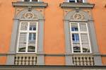 Pfarrgasse, facciata arancione e putti intagliati, Linz, Austria.