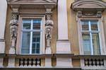 Waltherstrasse, statue di donne sulle colonne, Linz, Austria.