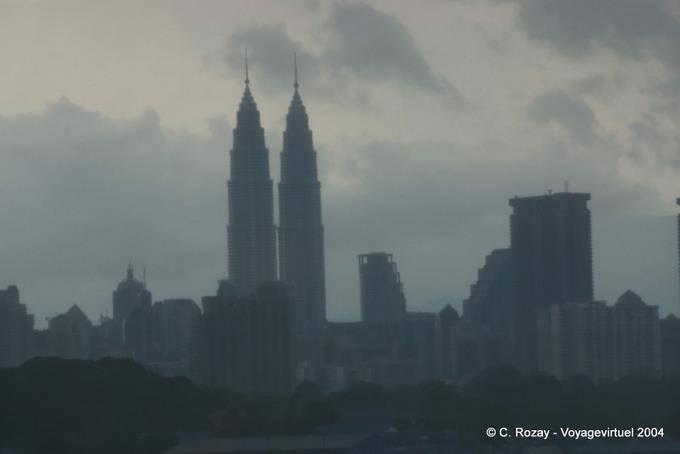 Kuala Lumpur, la Petronas nella nebbia - Malesia