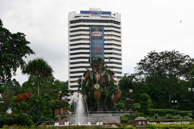 La fontana del drago, giardino di Menara Kuala Lumpur - Malesia