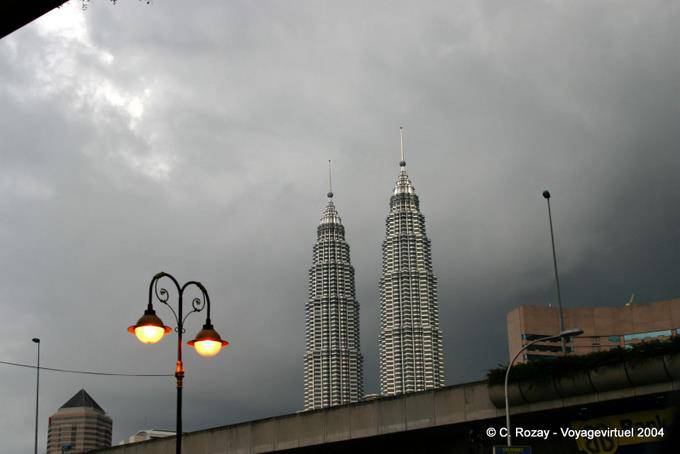 Scoperta delle Petronas Twin Towers di mattina presto, Kuala Lumpur - Malesia