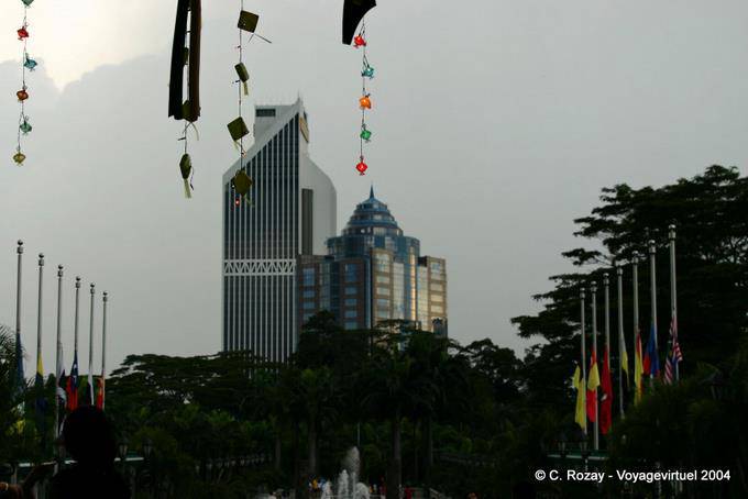 Allineamento architettonico dal giardino di Menara Kuala Lumpur - Malesia