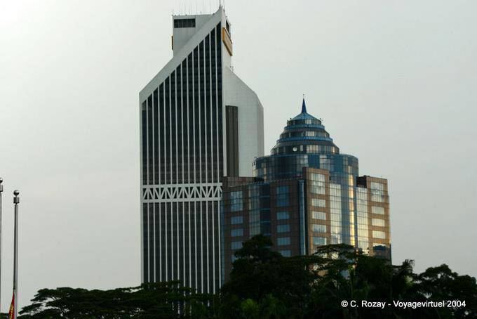 Patchwork architettonico del centro (Menara Maykank e Menara Olympia), Kuala Lumpur - Malesia