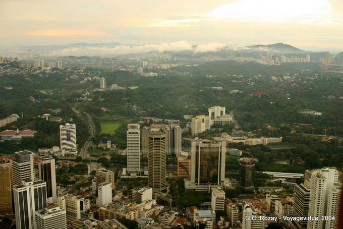 La parte superiore della Menara, panorama con la Sheraton Imperial al centro, Kuala Lumpur - Malesia