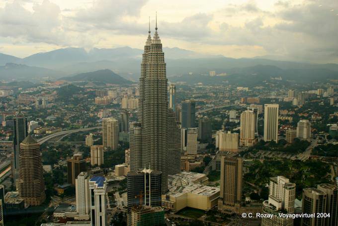 Profilo di Petronas e le montagne in lontananza da KL Tower, Kuala Lumpur - Malesia