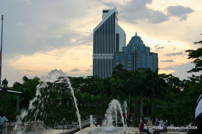 Sun e getti d'acqua prima della Menara Olympia e Maybank, Kuala Lumpur - Malesia