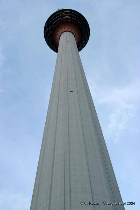 Il fungo Menara torre sulla collina di Bukit Nanas, Kuala Lumpur - Malesia