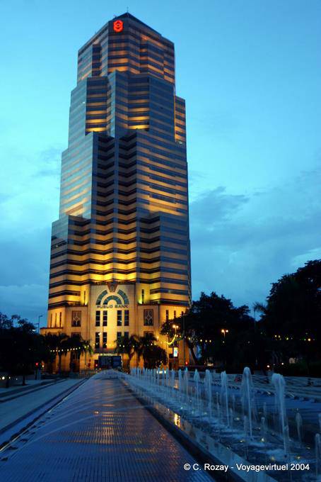Edificio nero e giallo nella Banca Menara, Kuala Lumpur - Malesia
