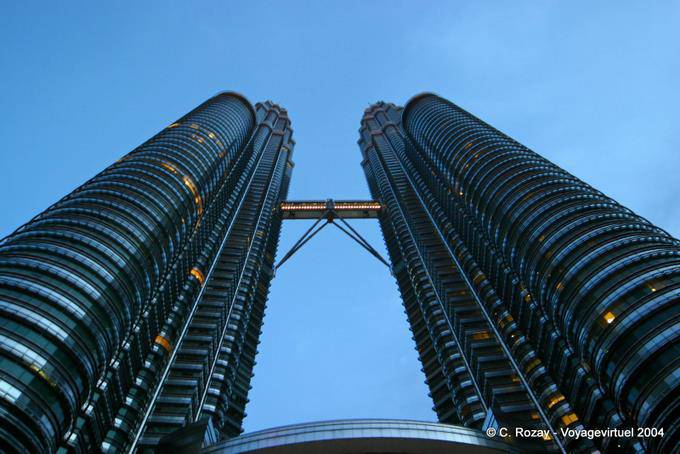 Le torri Petronas visto dal basso, Kuala Lumpur - Malesia