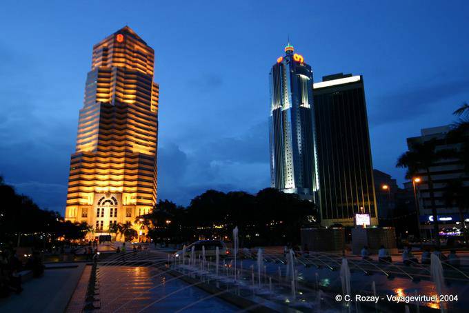 Edifici illuminato di notte, Kuala Lumpur - Malesia
