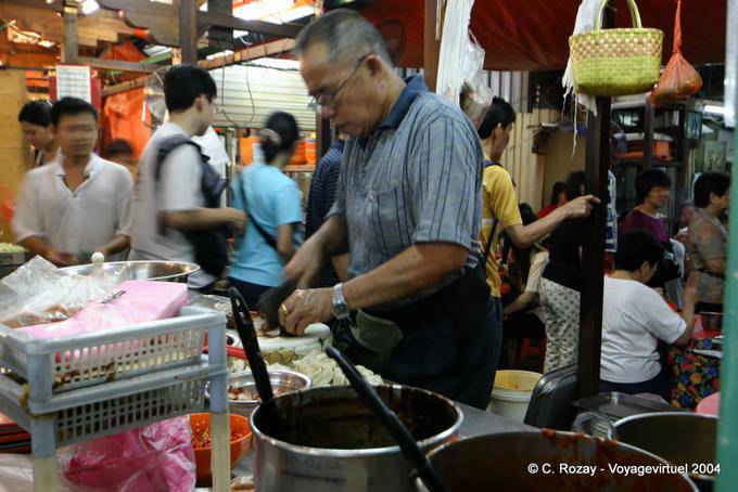 Preparazione alimentare in un ristorante di strada, mercato notturno, Kuala Lumpur - Malesia