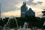 Sun e getti d'acqua prima della Menara Olympia e Maybank, Kuala Lumpur, Malesia.
