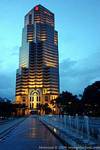 Edificio nero e giallo nella Banca Menara, Kuala Lumpur, Malesia.