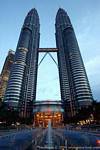 Piedi alla testa, le Petronas Twin Towers, Kuala Lumpur, Malesia.