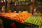 Stallo di frutta nel mercato cinese, Kuala Lumpur, Malesia.