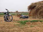 Mobylette, fauteuil et tas de foin, Mali.