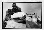 Le capitaine de la pinasse voyageant entre Mopti et Tombouctou, Mali.