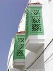 Finestre avanzati con grate, Asilah, Marocco.