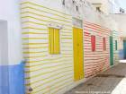 Muro dipinto linee multicolore, Asilah, Marocco.