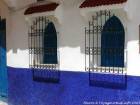 Ombra di ferro battuto e colori nella medina, Asilah, Marocco.