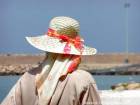 Vela e cappello di paglia del nastro, Asilah, Marocco.