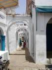 Mantenendo archi in un vicolo, Medina, Larache, Marocco.