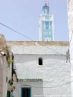 Il minareto blu e bianco di una moschea nella medina, Larache, Marocco.