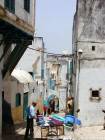 Peddler in un vicolo nella Kasbah, Larache, Marocco.