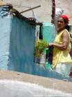 Un residente di mettere i suoi vestiti ad asciugare, Larache, Marocco.