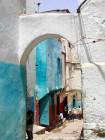 Alley e giochi per bambini, Medina Larache, Marocco.