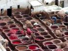 Lavorare in una tintura tradizionale Fez Al Bali, Marocco.