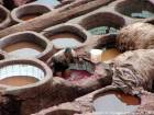 Il duro lavoro del tintore nel serbatoio con pareti in ceramica, Fes, Marocco.