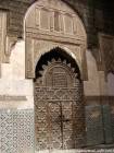 Una porta di legno intagliato e stucco Sahrij Medersa, Fès, Marocco.