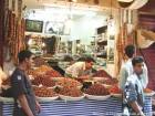 Il mercante di fichi e datteri nel souk, Fes, Marocco.