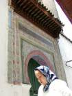 Volto di fronte a un cancello multicolore Fes, Marocco.