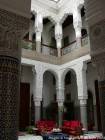 Colonne di stucco e zelliges Patio marocchino palazzo Riad Fes, Marocco.