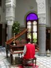 Un pianoforte a coda nel cortile di un palazzo, Fez, Marocco.