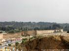 Muri, pareti e vista tombe del cimitero di Bab Mahrouk, Fes, Marocco.